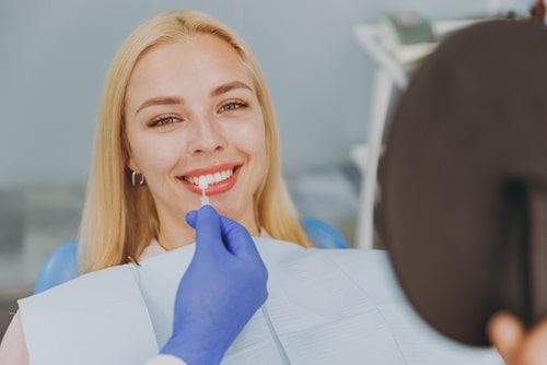 Las carillas dentales ofrecen un camino hacia una sonrisa perfecta | Odontología estética